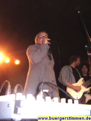 Pressefoto: http://www.buergerstimmen.de/ , 2009 © Sarah Schuster noch in JAcke beim Soundcheck - Im Hintergrund Johannes park und Marius Kristian Prill