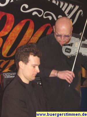 Pressefoto: http://www.buergerstimmen.de/ , 2009 © Duett von e-Piano (Gregor Kilian) und Geige (Wojtek Bolimowski)