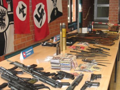 Pressefoto: , 2009 © Es wurden ingesamt zwei Tische voll mit Waffen und rechtsextremen Utensilien gefunden - Foto der Polizei Göttingen