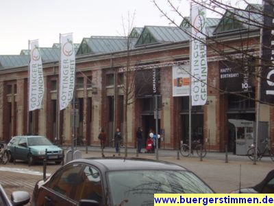 Pressefoto: http://www.buergerstimmen.de/ , 2009 © Mit großen Fahnen präsentieren die Gesundheitsmesse am Eingang der Lokhalle.jpg