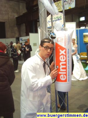 Pressefoto: http://www.buergerstimmen.de/ , 2009 © Der Herzschlag ist bedenklich, findet der Humordoktor Filu - leider gibt's kein Werbegeld fürs Foto.jpg