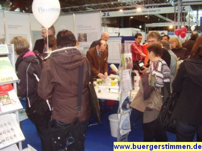 Pressefoto: http://www.buergerstimmen.de/ , 2009 © Viel Interesse an den Exponaten beim Stand des Universitätsklinikums.jpg