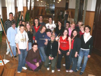 Pressefoto: Pressefoto , 2009 © Künstlergruppe 2007 in Prudnik - (2007 waren viele Mädchen interessiert. Ich habe siebzehn Mädchen, drei Jungen und eine Betreuerin auf dem Foto gezählt. Dr. Dieter Porth)