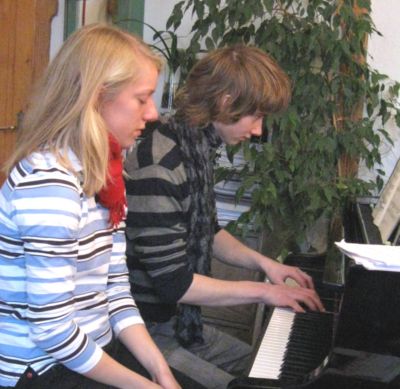 Pressefoto: , 2009 © Anne-Sophie Schratz und David Sander als Duo an einem Klavier.jpg