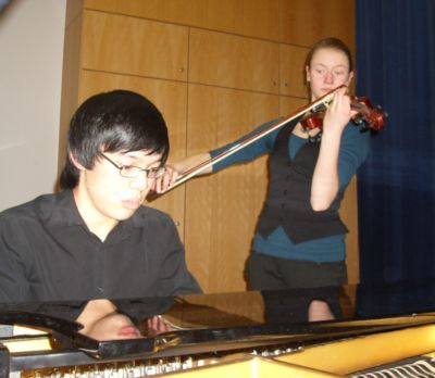 Pressefoto: , 2009 © Hung Do (Klavier) und Leonie Pahlke (Geige).jpg