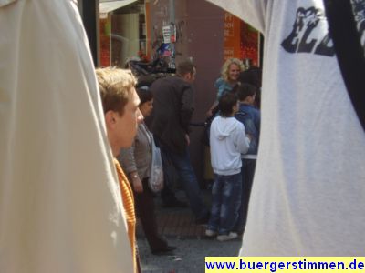 Pressefoto: http://www.buergerstimmen.de/ , 2009 © Demo am 17. Juni - 011 - ein Kamerateam macht gerade ein Interview.jpg