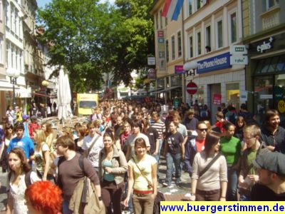Pressefoto: http://www.buergerstimmen.de/ , 2009 © Demo am 17. Juni - 015 - Nach zirka zwanzig Minuten nimmt die Enge im Demonstrationszug ab.jpg