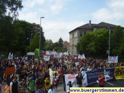 Pressefoto: http://www.buergerstimmen.de/ , 2009 © Demo am 17. Juni - 019 - der Deomnstartionskopf gegen halb eins auf der Bürgerstraße.jpg