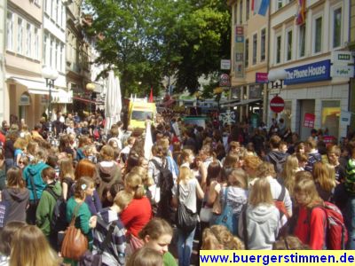 Pressefoto: http://www.buergerstimmen.de/ , 2009 © Demo am 17. Juni - 005 - warten auf den studentischen Demonstrationszug.jpg