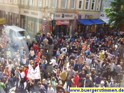Pressefoto: http://www.buergerstimmen.de/ , 2009 © Demo am 17. Juni - 007 - Langeweils - die ersten Schüler hauen ab, weil die Studenten so lange brauchen, um vom Campus in die innenstadt zu kommen.jpg