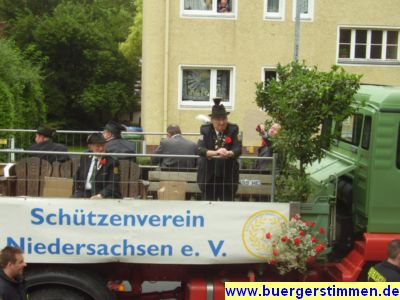Pressefoto: http://www.buergerstimmen.de/ , 2009 © Jeder Laster hhatte noch rechts und links zwei Aufpasser, damit niemand unter die Räder kam.JPG