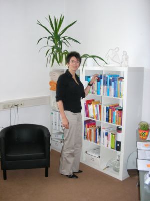 Pressefoto: Angelika Pflüger , 2009 © Angelika Pflüger kann in ihrer Praxis auf eine reichhaltige Fachliteratur zurückgreifen