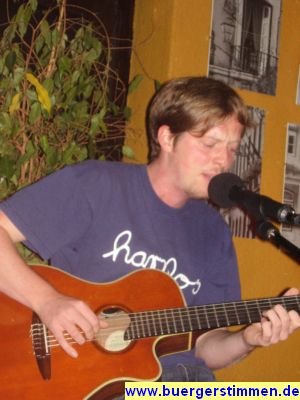 Pressefoto: http://www.buergerstimmen.de/ , 2009 © Philipp an der Gitarre und mit einem harmlos-T-Shirt zur Ehrung von Götz Widmann.JPG