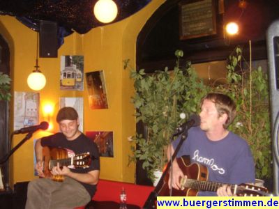 Pressefoto: http://www.buergerstimmen.de/ , 2009 © Das Zusammenspiel von zwei Gitarren mit Gesang ist hervorragend und ist auch typisch für das Duo Spieltrieb. Beide Musiker haben schöne Stimmen..JPG