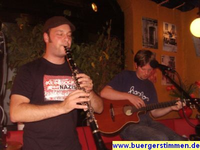 Pressefoto: http://www.buergerstimmen.de/ , 2009 © Im Zusammenspiel von Klarinette und Gitarre sind Lennard und Philipp perfekt .JPG