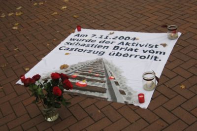 Pressefoto: , 2009 © Gedenken an Sébastien Briat- Am 7.11. wurde der Aktivist Sébastien Briat vom Castorzug überrollt.jpg