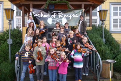 Pressefoto: , 2009 © Abschlussfoto mit den Kindern und ihren Geigen.jpg