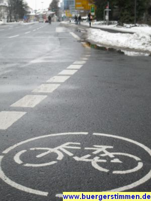Pressefoto: http://www.buergerstimmen.de/ , 2010 © Im Winter fährt der Göttinger Radfahrer auf der Straße, weil die Billiglösungen nicht geräumt werden .jpg