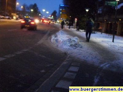 Pressefoto: http://www.buergerstimmen.de/ , 2010 © Besonders bedenklich sind solche Gefahrstellen, weil natürlich bei winterlichen Witterungsverhältnissen die Dynamos schnell versagen und Radfahrer kaum zu sehen sind.jpg