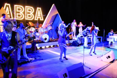 Pressefoto: , 2010 © ABBA - The Concert Bühne quer.JPEG