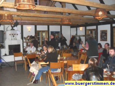 Pressefoto: http://www.buergerstimmen.de/ , 2010 © Zum Schluss hielt es enige nicht mehr auf den Stühlen, die Stimmung war ausgelassen fröhlich -x