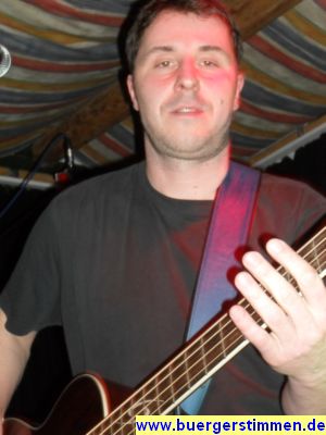 Pressefoto: http://www.buergerstimmen.de/ , 2010 © Heiko Führer sang und spielte die Grooves mit der Bassgitarre