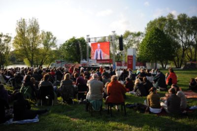 Pressefoto: , 2010 © Viele brachten ihre eigenen Klappstühle mit - Foto Theodoro da Silva