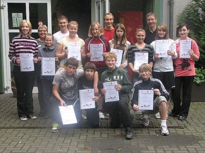 Pressefoto: , 2010 © Stolz präsentieren die neuen Schulsportassistenten aus Northeim ihre Zertifikate