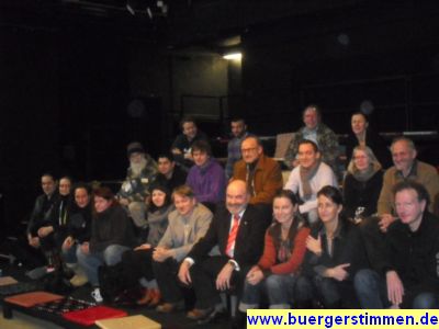 Pressefoto: http://www.buergerstimmen.de/ , 2010 © Pressekonferenz mit Aufsichtsrat und Angestellten zur neuen Gesellschaft für das Neue Junge Theater