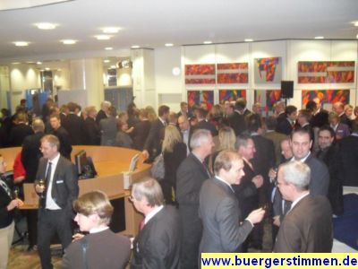 Pressefoto: http://www.buergerstimmen.de/ , 2011 © Während der Vorstandsvorsitzende Kähler alle Ankommenden mit Handschlag begrüßte, nutzten viele die Zeit für erste Gespräche im neuen Jahr 2011