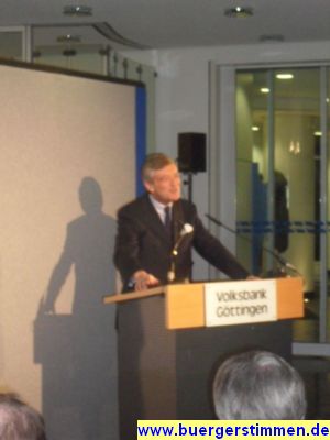 Pressefoto: http://www.buergerstimmen.de/ , 2011 © Mit Elan trug der Vorstandschef der Volksbank Göttingen Ralf O. H. Kähler seine Neujahrrede vor