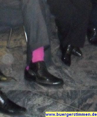 Pressefoto: http://www.buergerstimmen.de/ , 2011 © Lila Strümpfe zur schwarzen Schuhen und dunkler Hose - ein interessanter Geschmack