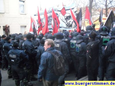 Pressefoto: http://www.buergerstimmen.de/ , 2011 © Hier geht es erst weiter, wenn die vermummten ihre Sonnenbrillen abnehmen und die Schals herunterziehen