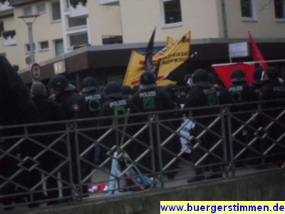 Pressefoto: http://www.buergerstimmen.de/ , 2011 © Von den Demonstranten provozierte Rangellei vorm Mr. Jones