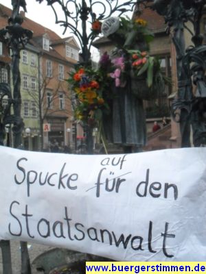 Pressefoto: http://www.buergerstimmen.de/ , 2011 © Banner vorm Gänseliesel - Spucke für(auf) den Staatsanwalt