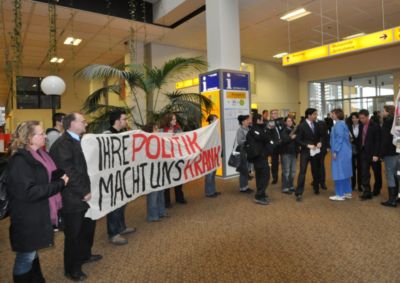 Pressefoto: , 2011 © Ver.di-Aktive protestieren gegen die Gesundheitspolitik im Uni-Klinikum bei Ankunft des Bundesgesundheitsministers Roessler