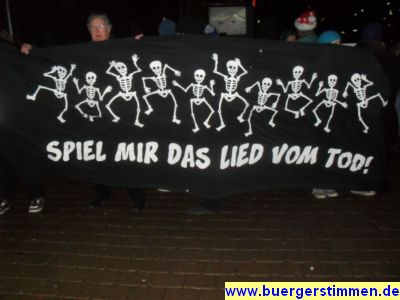 Pressefoto: http://www.buergerstimmen.de/ , 2011 © Respekt - Im Gegensatz zu den jugendlichen Mitstreitern steht der ältere Aktivist mit seinem Gesicht für seine meinung ein