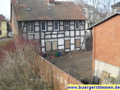 Pressefoto: http://www.buergerstimmen.de/ , 2011 © Frisch verrammelt sind alle unteren Fenster - Blick vom Wall auf den Hof des Hauses