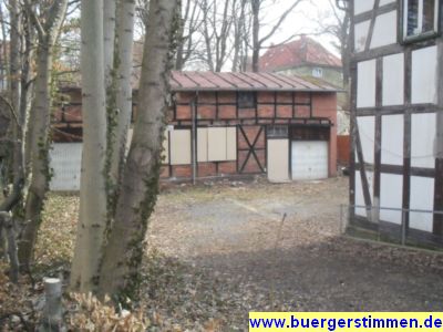 Pressefoto: http://www.buergerstimmen.de/ , 2011 © Unten sieht man einige relativ frisch reparierte Fachwerkbalken - auch die Scheune ist frisch verrammelt