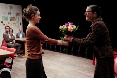 Pressefoto: , 2011 © Katja (Felicity Christ) übergibt Frau Müller (Agnes Giese) einen echten Blumenstrauß und dankt für ihre tolle Arbeit