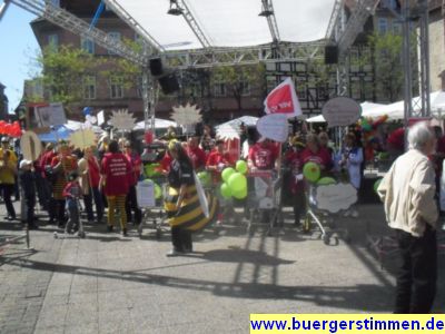 Pressefoto: http://www.buergerstimmen.de/ , 2011 © Beim Einzug postierte sich der Handel mit den Einkaufswagen demonstrativ vor der Bühne