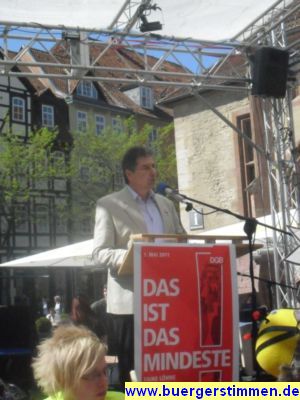 Pressefoto: http://www.buergerstimmen.de/ , 2011 © Die Begrüßung sprach Lothar Hanisch von dem DGB Südniedersachsen-Harz bei der 1.Mai-Demo in Göttingen