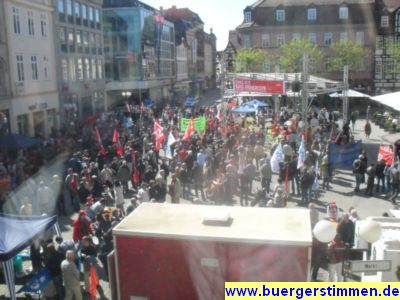 Pressefoto: http://www.buergerstimmen.de/ , 2011 © Der Marktplatz vorm Alten Rathaus ist für die Reden zum 1.Mai gut gefüllt