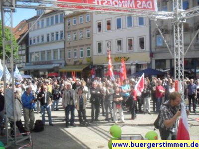 Pressefoto: http://www.buergerstimmen.de/ , 2011 © Aufmerksam und mit häufigen Appplaus bzw. Missfallsbekunden lauschten die Arbeiter den Schildungen der miesen Arbeitsbedingungen im Deutschen Arbeitsalltag im Handel