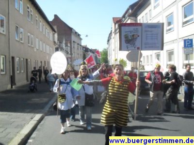 Pressefoto: http://www.buergerstimmen.de/ , 2011 © Trotz oder gerade wegen mieser Arbeitsbedingungen bei den Discountern ausgelassen kämpferische Stimmung bei den Demonstranten