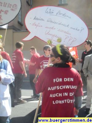 Pressefoto: http://www.buergerstimmen.de/ , 2011 © Hier wird ein menschenwürdiger Umgegangston eingefordert - und eine bessere Bezahlung - Für den Aufschwung auch in den Lohntüten