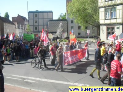 Pressefoto: http://www.buergerstimmen.de/ , 2011 © Auch viele politische Organisationen zeigen Flagge auf der 1.Mai-Demo in der Göttingen