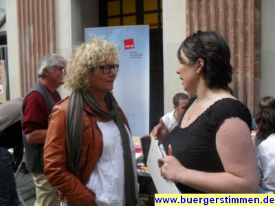 Pressefoto: http://www.buergerstimmen.de/ , 2011 © Sabine Lösing (Linke, EU-Abgeordnete) im Gespräch mit Katharina Wesenick (ver.di, rechts)