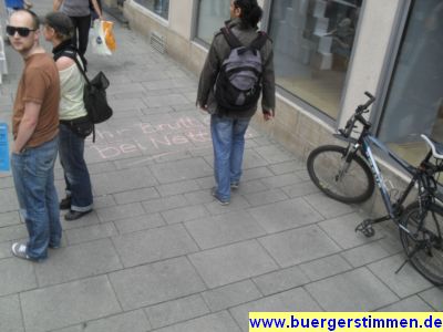 Pressefoto: http://www.buergerstimmen.de/ , 2011 © Viele Bürger blieben stehen und ließen die Proteste auf sich wirken