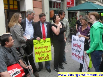 Pressefoto: http://www.buergerstimmen.de/ , 2011 © Netto Marken-Discount Mitarbeiter schildern den Porminenten ihre Forderungen - 2011